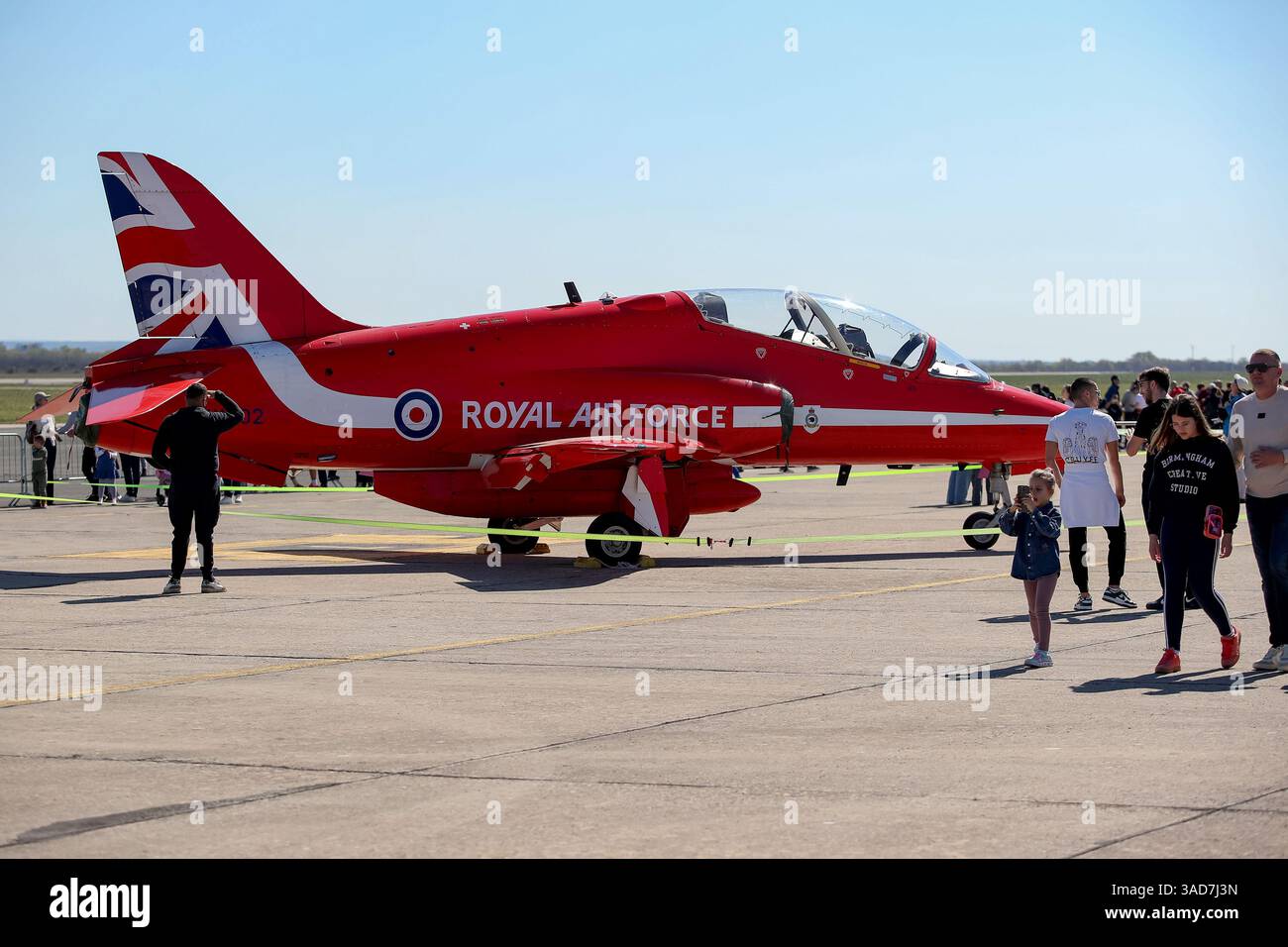 Célébration du 20e anniversaire du groupe acrobatique 'Wings of the Storm' le 4 avril 2025 à Zemunik, Croatie. Dans le cadre de la célébration, un programme de vol attrayant a été organisé qui comprenait des sauts en parachute par des membres du Commandement des Forces spéciales de l'armée de l'air croate, la performance des « ailes de la tempête », des vols par l'avion de chasse polyvalent Rafale, l'hélicoptère de transport Mi-171 SH, l'hélicoptère de combat de reconnaissance OH-58D Kiowa Warrior, l'hélicoptère scolaire Bell-206B Jet Ranger III, l'avion scolaire ZLIN-242 l, l'avion de lutte contre l'incendie CL-415 Canadair et la lutte contre les incendies Banque D'Images