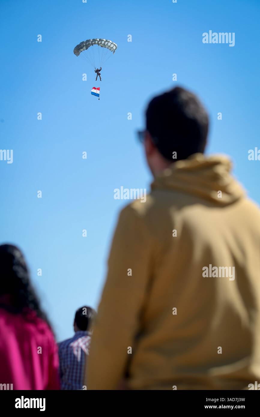 Célébration du 20e anniversaire du groupe acrobatique 'Wings of the Storm' le 4 avril 2025 à Zemunik, Croatie. Dans le cadre de la célébration, un programme de vol attrayant a été organisé qui comprenait des sauts en parachute par des membres du Commandement des Forces spéciales de l'armée de l'air croate, la performance des « ailes de la tempête », des vols par l'avion de chasse polyvalent Rafale, l'hélicoptère de transport Mi-171 SH, l'hélicoptère de combat de reconnaissance OH-58D Kiowa Warrior, l'hélicoptère scolaire Bell-206B Jet Ranger III, l'avion scolaire ZLIN-242 l, l'avion de lutte contre l'incendie CL-415 Canadair et la lutte contre les incendies Banque D'Images