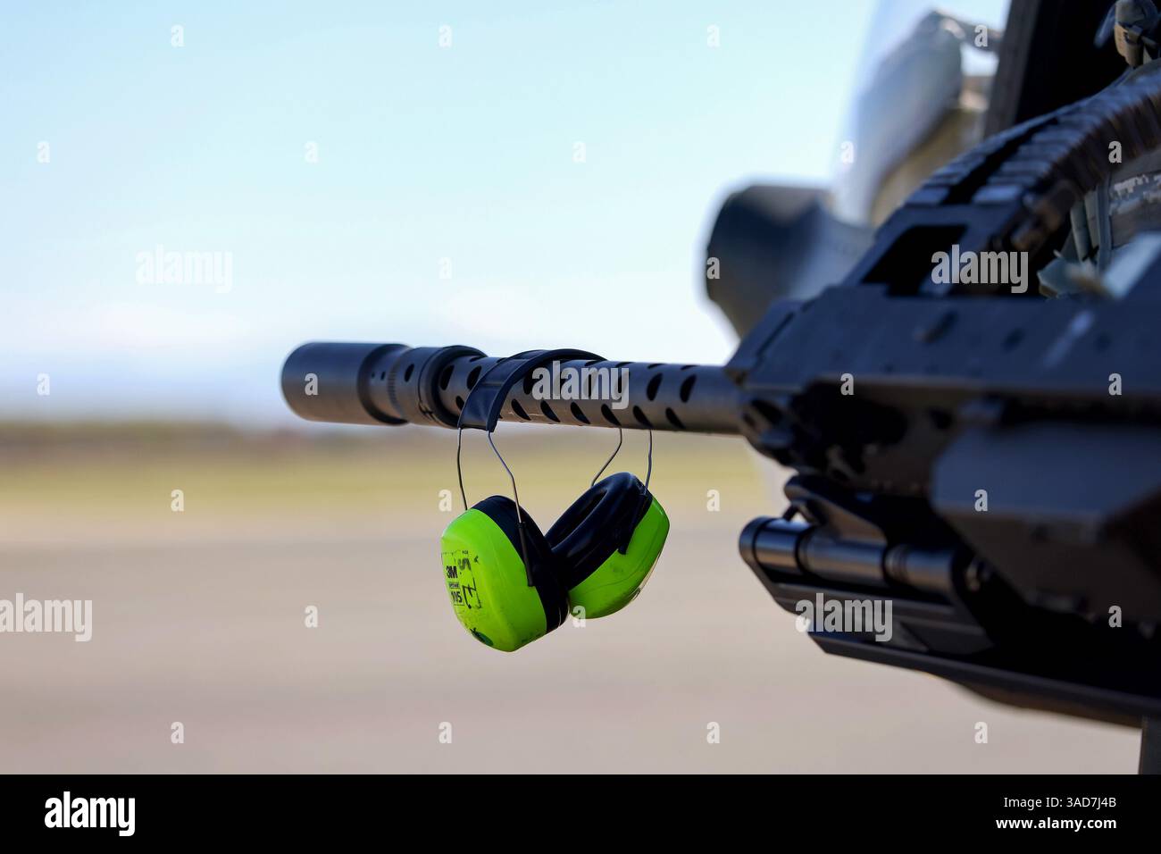 Célébration du 20e anniversaire du groupe acrobatique 'Wings of the Storm' le 4 avril 2025 à Zemunik, Croatie. Dans le cadre de la célébration, un programme de vol attrayant a été organisé qui comprenait des sauts en parachute par des membres du Commandement des Forces spéciales de l'armée de l'air croate, la performance des « ailes de la tempête », des vols par l'avion de chasse polyvalent Rafale, l'hélicoptère de transport Mi-171 SH, l'hélicoptère de combat de reconnaissance OH-58D Kiowa Warrior, l'hélicoptère scolaire Bell-206B Jet Ranger III, l'avion scolaire ZLIN-242 l, l'avion de lutte contre l'incendie CL-415 Canadair et la lutte contre les incendies Banque D'Images