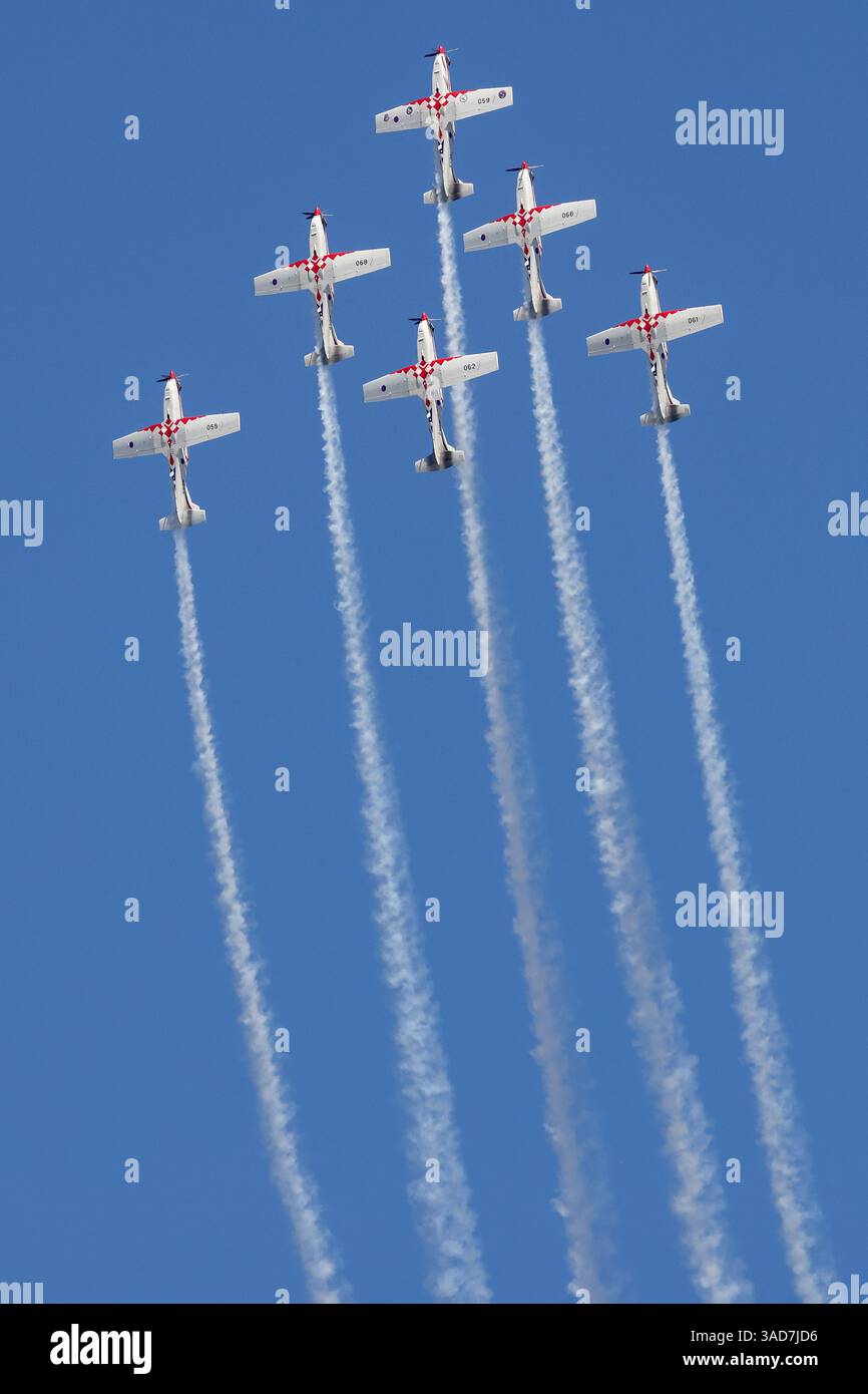 Célébration du 20e anniversaire du groupe acrobatique 'Wings of the Storm' le 4 avril 2025 à Zemunik, Croatie. Dans le cadre de la célébration, un programme de vol attrayant a été organisé qui comprenait des sauts en parachute par des membres du Commandement des Forces spéciales de l'armée de l'air croate, la performance des « ailes de la tempête », des vols par l'avion de chasse polyvalent Rafale, l'hélicoptère de transport Mi-171 SH, l'hélicoptère de combat de reconnaissance OH-58D Kiowa Warrior, l'hélicoptère scolaire Bell-206B Jet Ranger III, l'avion scolaire ZLIN-242 l, l'avion de lutte contre l'incendie CL-415 Canadair et la lutte contre les incendies Banque D'Images