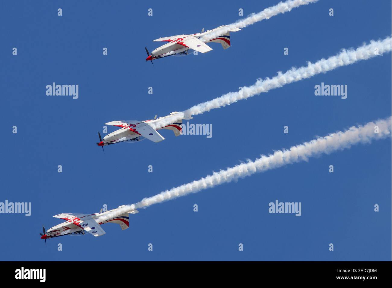 Célébration du 20e anniversaire du groupe acrobatique 'Wings of the Storm' le 4 avril 2025 à Zemunik, Croatie. Dans le cadre de la célébration, un programme de vol attrayant a été organisé qui comprenait des sauts en parachute par des membres du Commandement des Forces spéciales de l'armée de l'air croate, la performance des « ailes de la tempête », des vols par l'avion de chasse polyvalent Rafale, l'hélicoptère de transport Mi-171 SH, l'hélicoptère de combat de reconnaissance OH-58D Kiowa Warrior, l'hélicoptère scolaire Bell-206B Jet Ranger III, l'avion scolaire ZLIN-242 l, l'avion de lutte contre l'incendie CL-415 Canadair et la lutte contre les incendies Banque D'Images