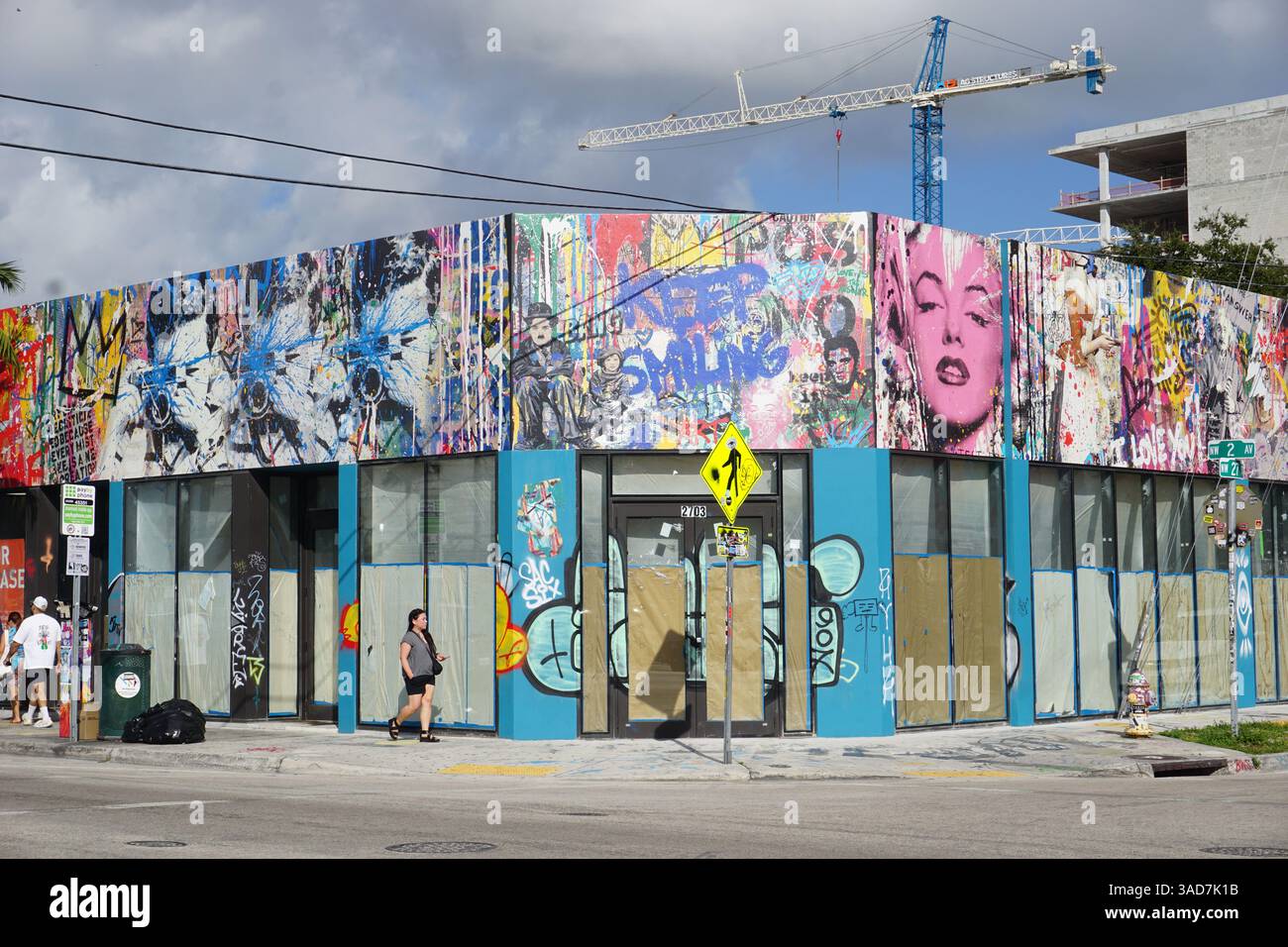 Fermé et arboré dans le magasin du coin avec des graffitis de Wynwood Walls, les peintures murales en plein air emblématiques et la galerie d'art de rue à Miami, en Floride Banque D'Images