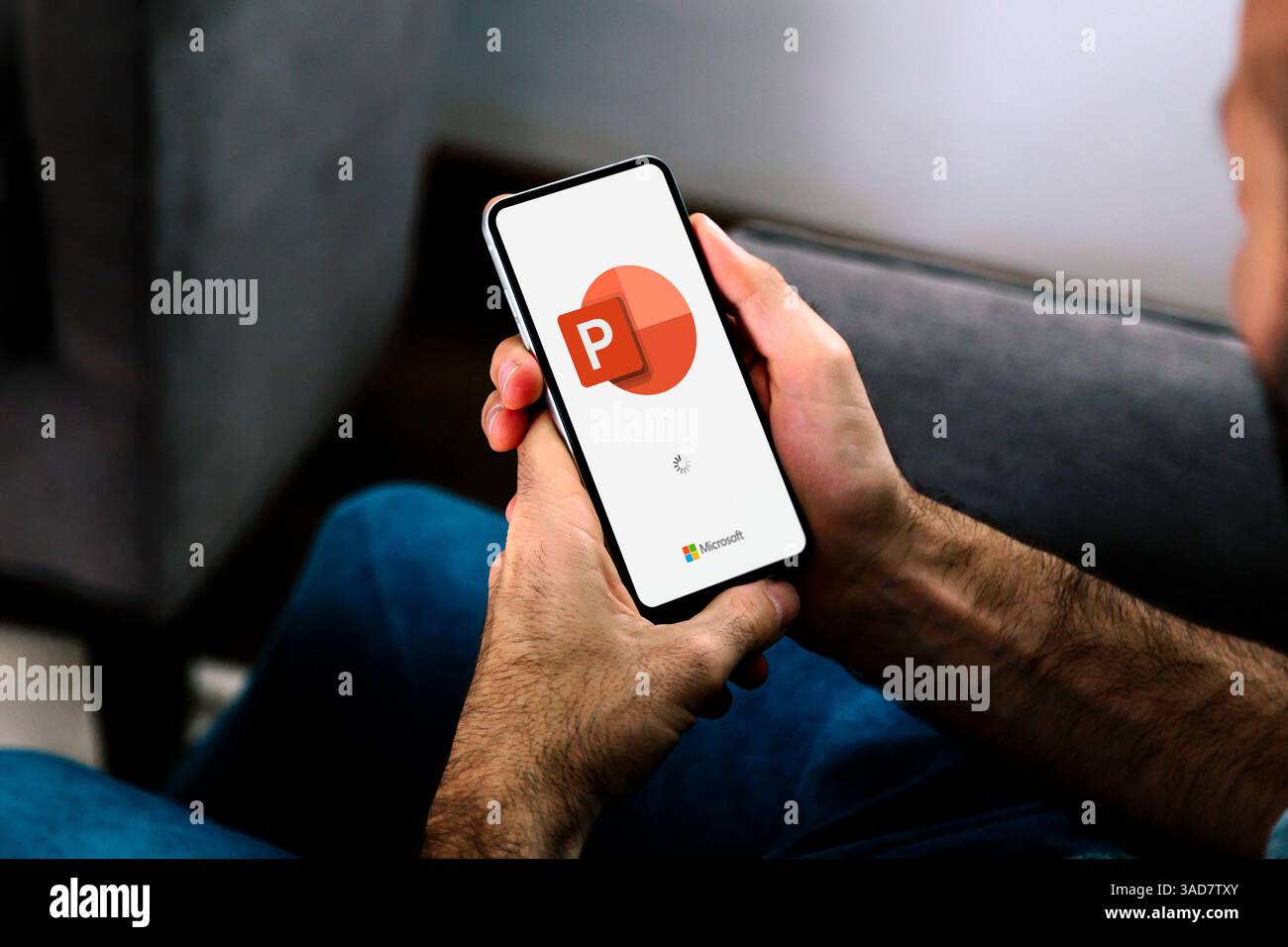 Homme à l'aide d'un téléphone mobile affichant le logo de Microsoft Office PowerPoint sur l'écran. Power point est un programme de présentation. ROSARIO, ARGENTINE - APR Banque D'Images