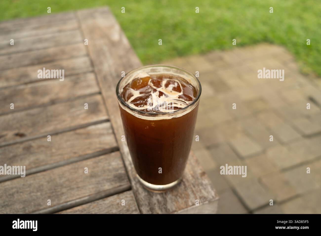 Verre de café americano glacé ou Cold Brew sur une table Banque D'Images