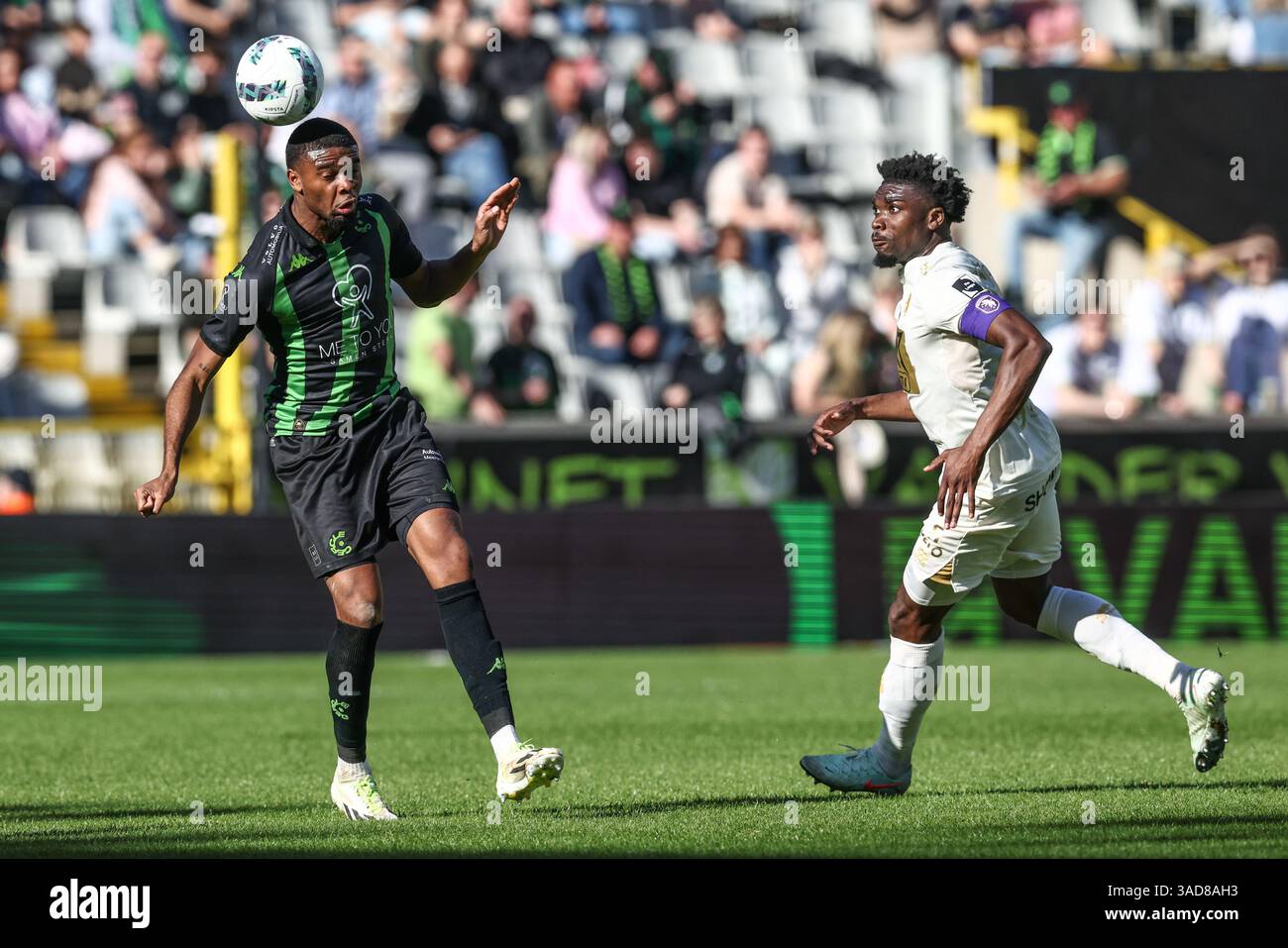 Bruges, Belgique. 05th Apr, 2025. Steve Ngoura de cercle et Loic MBE SOH de Beerschot se battent pour le ballon lors d'un match de football entre cercle Brugge et Beerschot va, samedi 05 avril 2025 à Bruges, le jour 2 (sur 6) des Play-offs de relégation de la première division 'Jupiler Pro League' 2024-2025 du championnat belge. BELGA PHOTO BRUNO FAHY crédit : Belga News Agency/Alamy Live News Banque D'Images