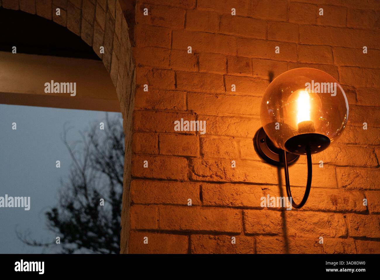 Antique style décoratif edison ampoules contre brick wall background Banque D'Images