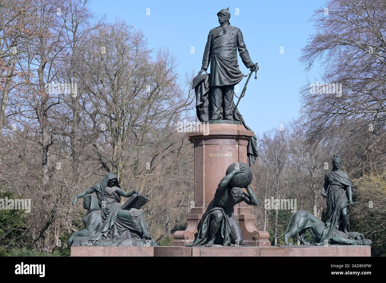 ALLEMAGNE, Berlin, monument du chancelier allemand Otto Fürst von Bismarck avec casque et épée prussiens, en dessous de l'homme portant le globe, montrant le continent africain, Bismarck a invité 1884/85 pour la conférence du congo à Berlin, où l'afrique a été divisée aux puissances coloniales européennes / DEUTSCHLAND, Berlin, Denkmal Reichskanzler Otto Fürst von Bismarck, Bismarck Hat 1884/85 à Berlin zur Kongokonferenz zur Aufteilung Afrikas à Kolonien eingeladen Banque D'Images