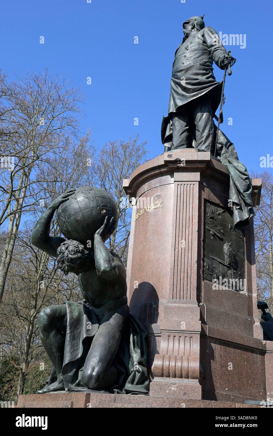 ALLEMAGNE, Berlin, monument du chancelier allemand Otto Fürst von Bismarck avec casque et épée prussiens, en dessous de l'homme portant le globe, Bismarck a invité 1884/85 pour la conférence du congo à Berlin, où l'afrique a été divisée aux puissances coloniales européennes / DEUTSCHLAND, Berlin, Denkmal Reichskanzler Otto Fürst von Bismarck, Bismarck Hat 1884/85 à Berlin zur Kongokonferenz zur Aufteilung Afrikas à Kolonien eingeladen Banque D'Images