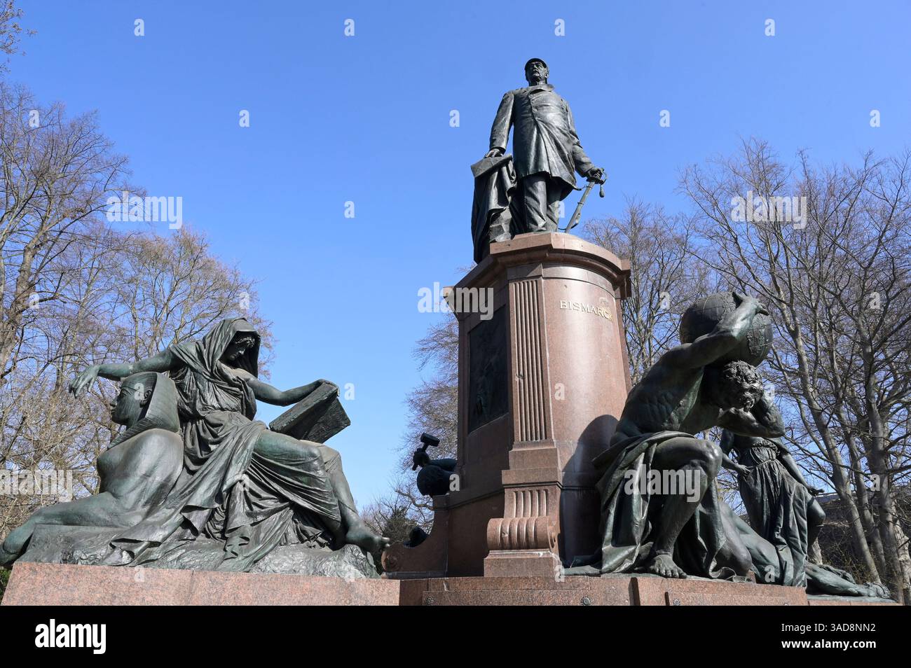 ALLEMAGNE, Berlin, monument du chancelier allemand Otto Fürst von Bismarck avec casque et épée prussiens, en dessous de l'homme portant le globe, Bismarck a invité 1884/85 pour la conférence du congo à Berlin, où l'afrique a été divisée aux puissances coloniales européennes / DEUTSCHLAND, Berlin, Denkmal Reichskanzler Otto Fürst von Bismarck, Bismarck Hat 1884/85 à Berlin zur Kongokonferenz zur Aufteilung Afrikas à Kolonien eingeladen Banque D'Images