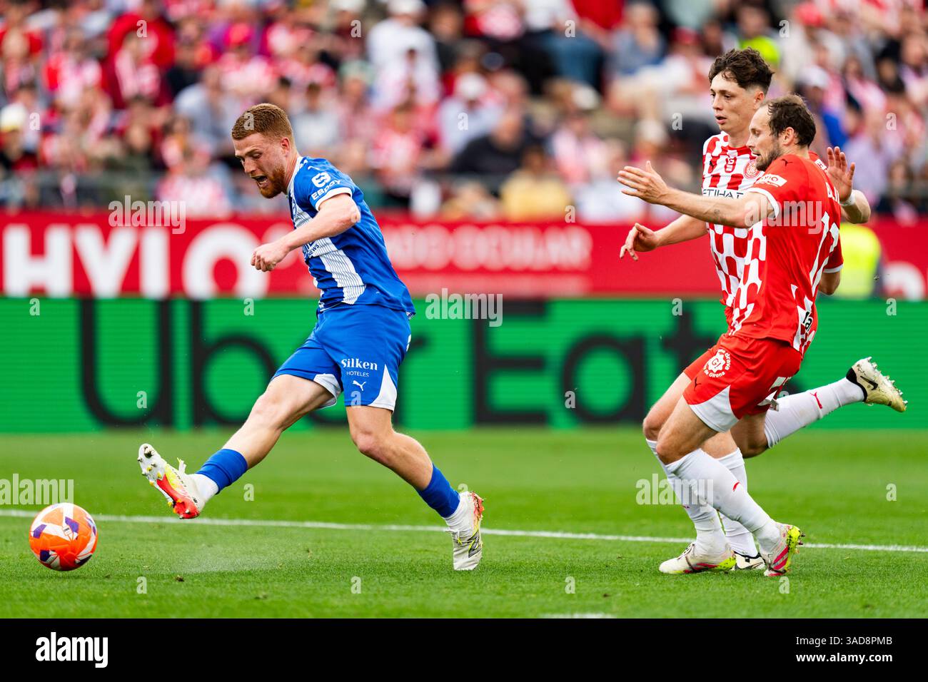 Gérone, Espagne. 5 avril 2025. Carlos Vicente (Deportivo Alaves) frappe le ballon pour avoir marqué lors du match de football de la Liga entre Girona FC et Deportivo Alaves, au stade Montilivi le 5 avril 2025 à Gérone, Espagne. Foto : Siu Wu crédit : dpa/Alamy Live News Banque D'Images