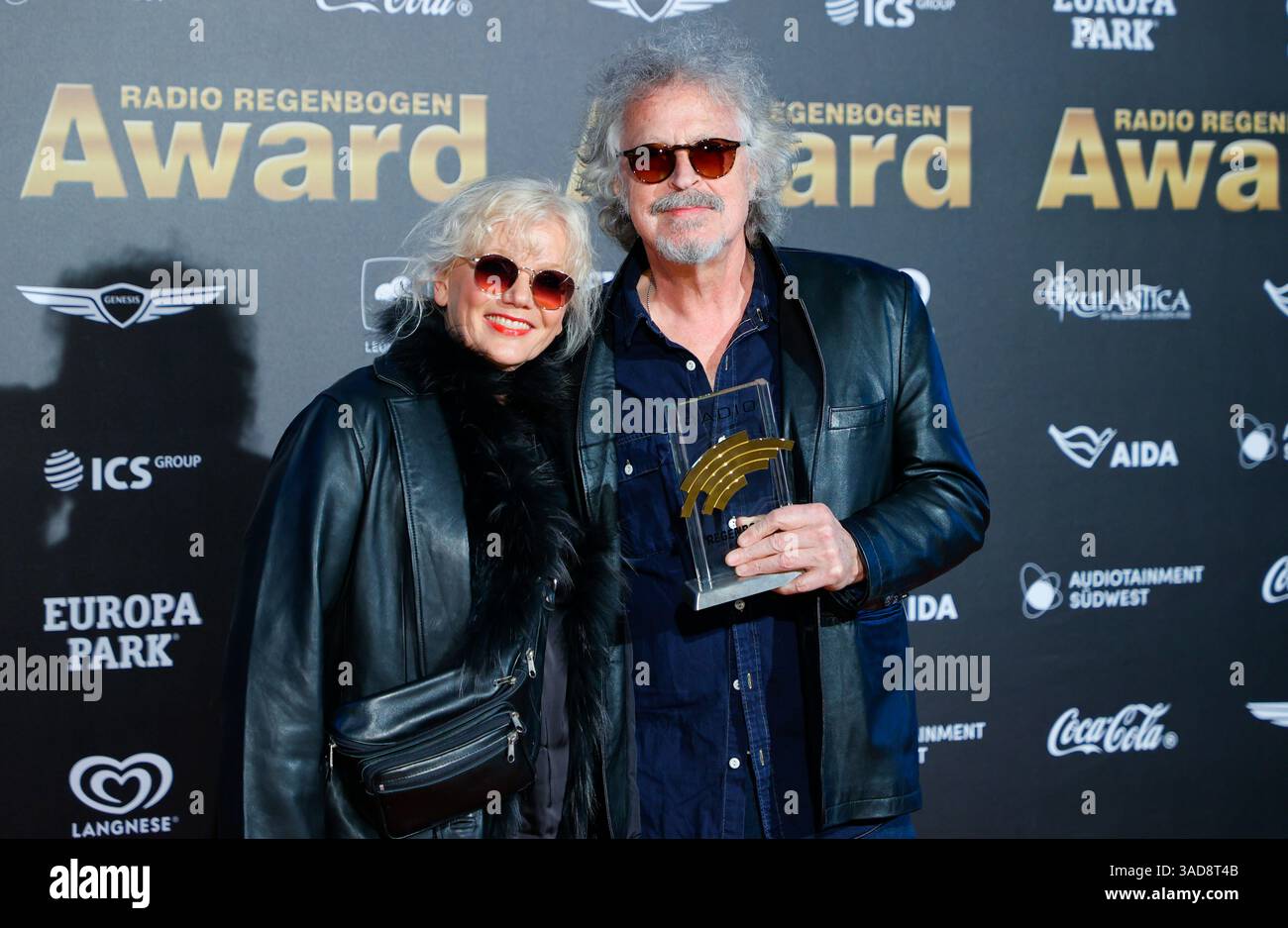 Rust, Allemagne. 05th Apr, 2025. Rust, Allemagne - 04 avril 2025 : le 25e Radio Regenbogen Award à Europa-Park avec le musicien Wolfgang Niedecken du BAP et son épouse Tina Golemiewski crédit : Mandoga Media/Alamy Live News Banque D'Images
