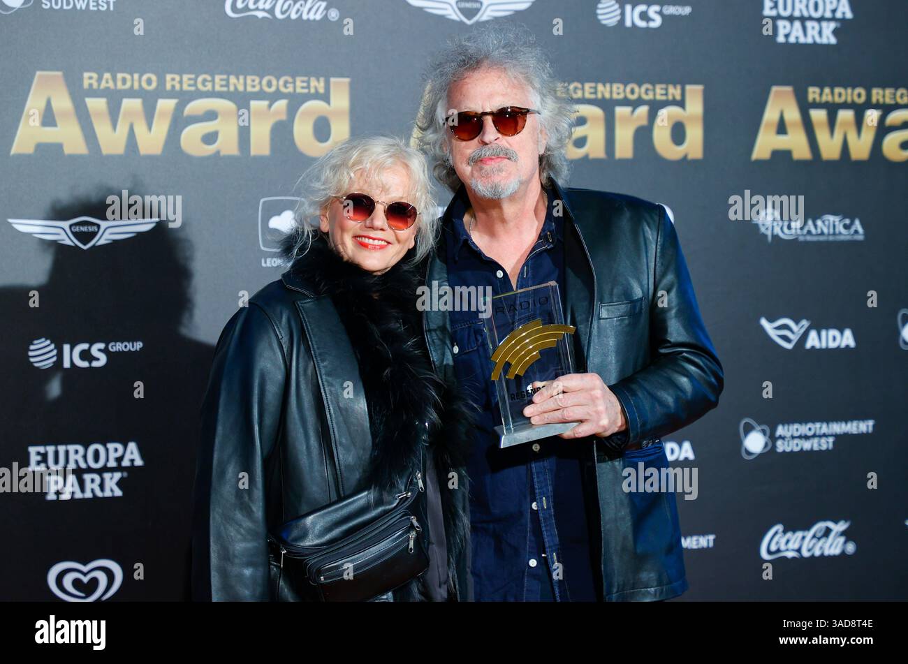 Rust, Allemagne. 05th Apr, 2025. Rust, Allemagne - 04 avril 2025 : le 25e Radio Regenbogen Award à Europa-Park avec le musicien Wolfgang Niedecken du BAP et son épouse Tina Golemiewski crédit : Mandoga Media/Alamy Live News Banque D'Images