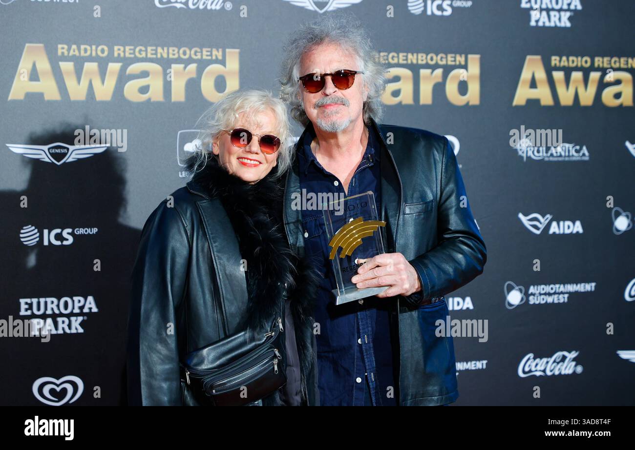 Rust, Allemagne. 05th Apr, 2025. Rust, Allemagne - 04 avril 2025 : le 25e Radio Regenbogen Award à Europa-Park avec le musicien Wolfgang Niedecken du BAP et son épouse Tina Golemiewski crédit : Mandoga Media/Alamy Live News Banque D'Images