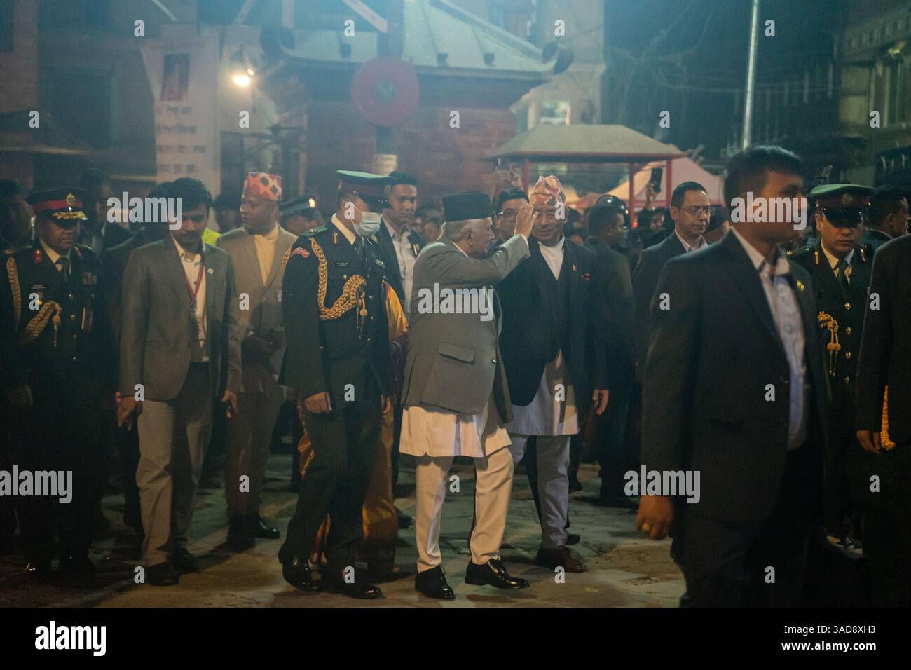 5 avril 2025, Katmandou, Katmandou, Népal : 5 avril, 2025 ''“ Katmandou, Népal : le président Ram Chandra Paudel agite la main au public après avoir offert des prières au Seto Machhindranath, la divinité vénérée, le premier jour du festival de traction de chars connu sous le nom de Janabaha Dyo. Célébré dans la capitale, le festival honore la divinité qui est vénérée par les hindous et les bouddhistes comme une manifestation d'Avalokiteshvara, le bodhisattva de la compassion, et comme une incarnation qui apporte la pluie du Seigneur Shiva. (Crédit image : © Sujal Bajracharya/ZUMA Press Wire) USAGE ÉDITORIAL SEULEMENT ! Non destiné à l'USAG commercial Banque D'Images