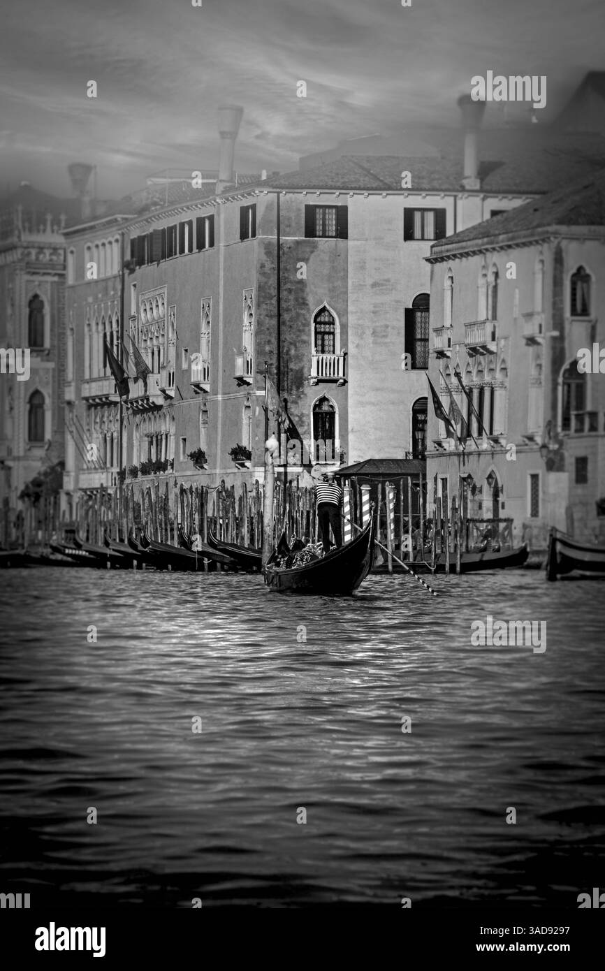 Grand canal de gondole noir brumeux et blanc Venise Banque D'Images