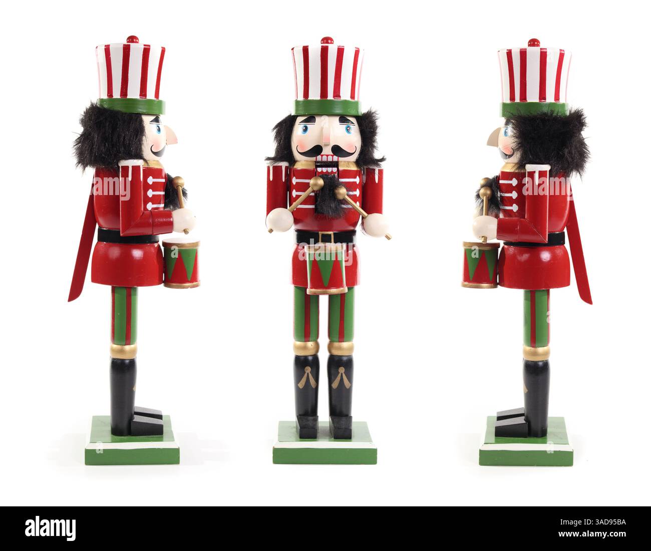 Trois casse-noisettes jouant de la batterie. Groupe de soldat casse-noix vintage côte à côte. Déco de Noël rétro ou décoration du nouvel an. Symbolisant streng Banque D'Images