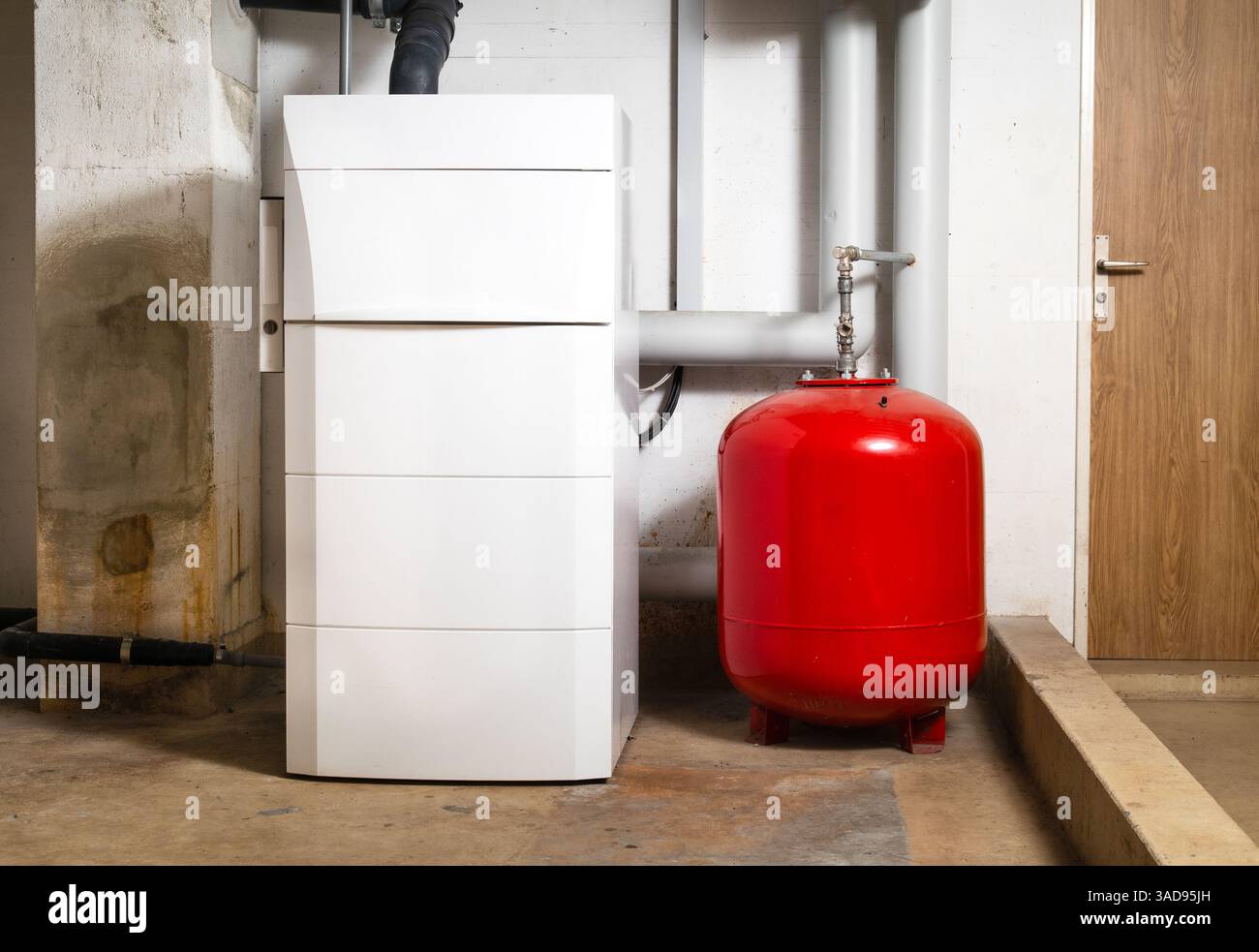 Chaudière à condensation d'huile avec vase d'expansion dans la chaufferie ou le sous-sol. Chaudière à condensation à mazout avec pompe, ventilateur et capteur de pression. Système de chauffage Banque D'Images