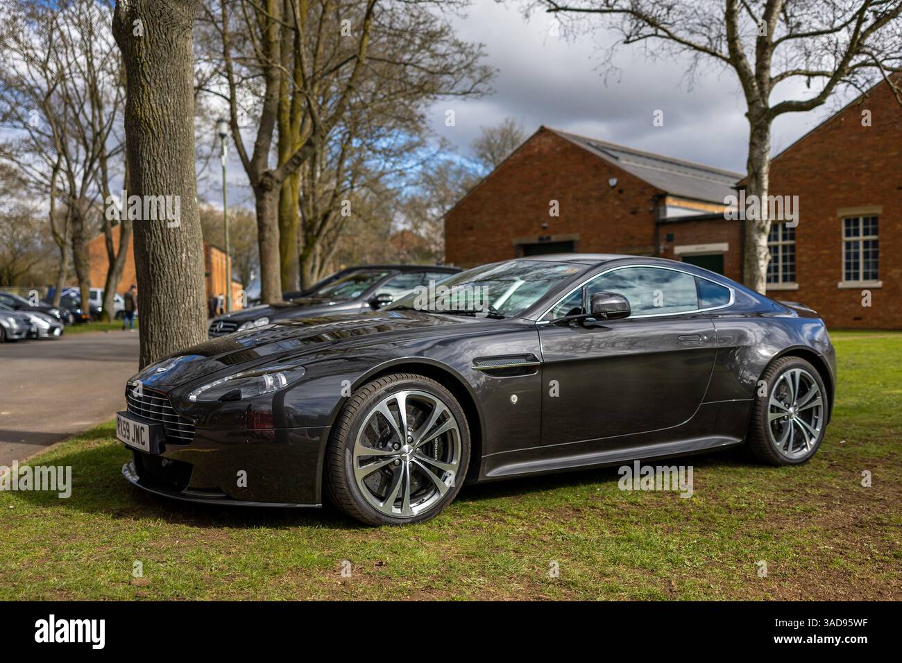 2010 Aston Martin Vantage V12, exposée à l'Assemblée du patrimoine de Bicester le 16 mars 2025. Banque D'Images