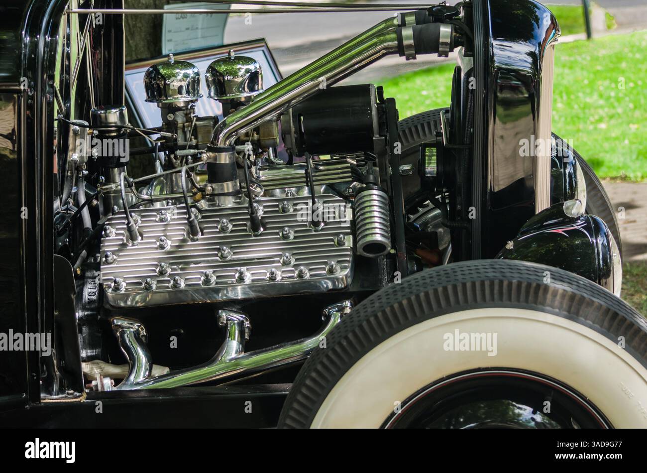 Tige chaude vintage avec moteur à tête plate exposée et pneu large à flanc blanc Banque D'Images