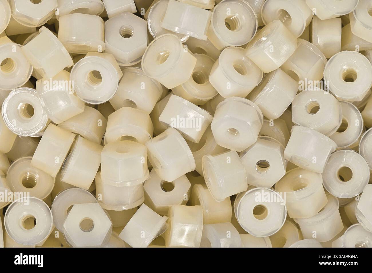 Écrous en nylon en plastique blanc de nombreux accessoires d'outils de travail de matériel dispersé. Banque D'Images
