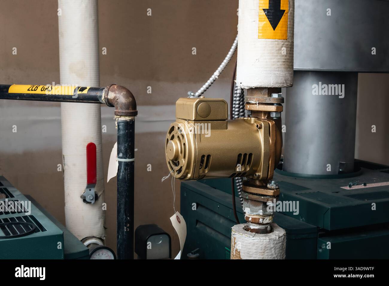 Pompe de surpression ou surpresseur de réservoir pour réservoir d'eau chaude. Le booster de chauffe-eau est nous pour mélanger l'eau froide et chaude. Plomberie ou système de chauffage à eau chaude Banque D'Images
