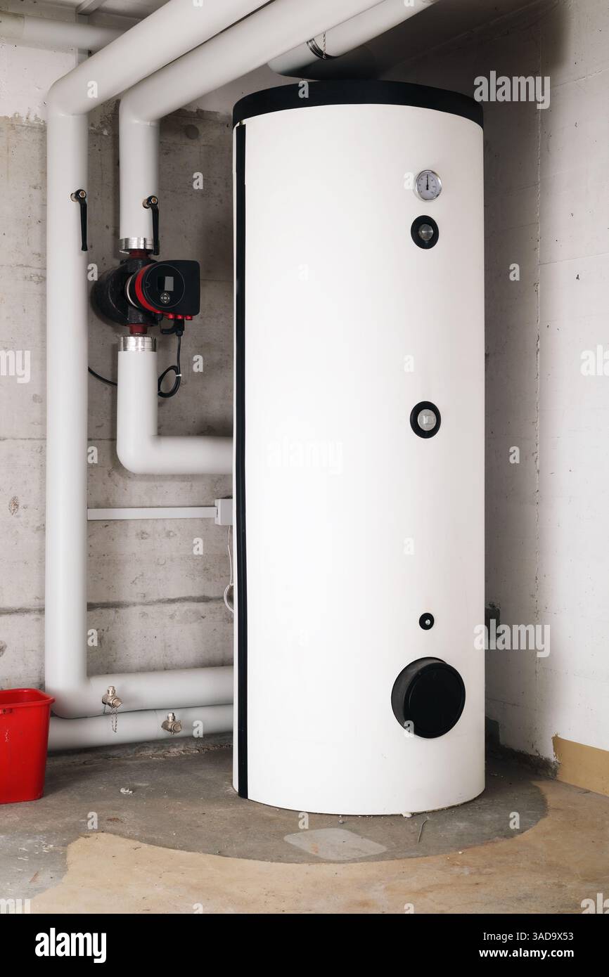 Chauffe-eau dans la chaufferie du bâtiment résidentiel. Système de chauffage à eau chaude dans la salle de service ou le sous-sol. Pompe à circulation intelligente avec retour et assistance Banque D'Images