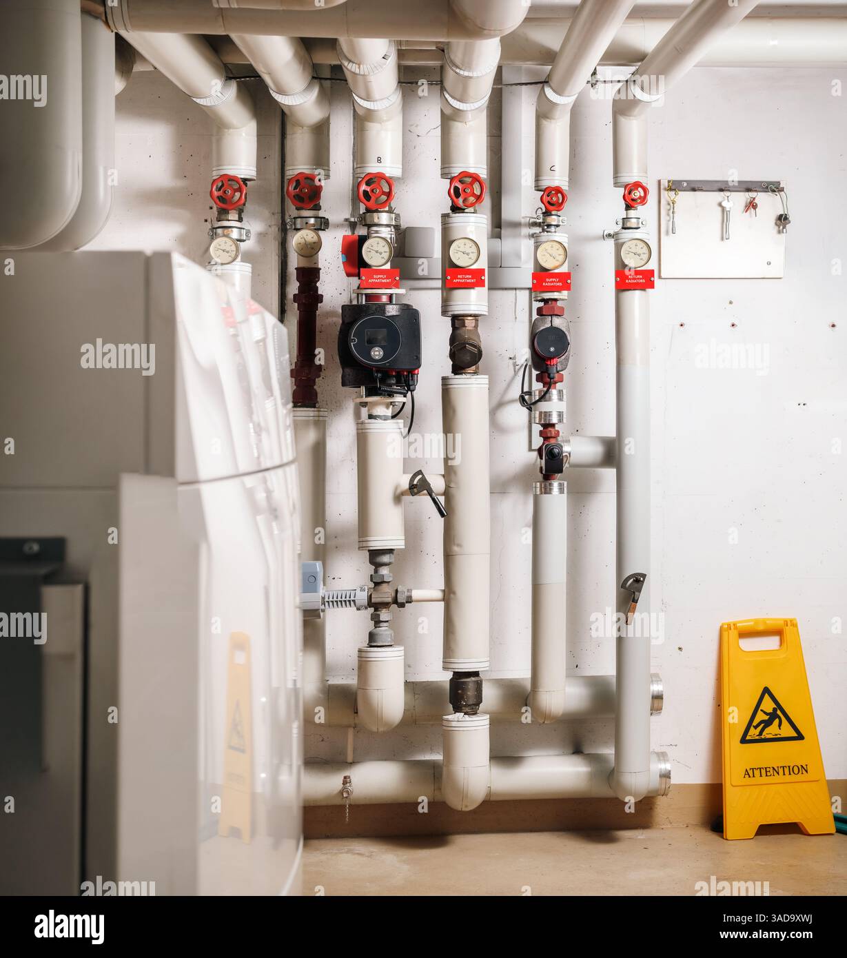 Système de chauffage dans la chaufferie dans le bâtiment résidentiel. HVAC ou fond de plomberie. Tuyaux d'alimentation et de retour avec pompes à circulation intelligentes et température Banque D'Images