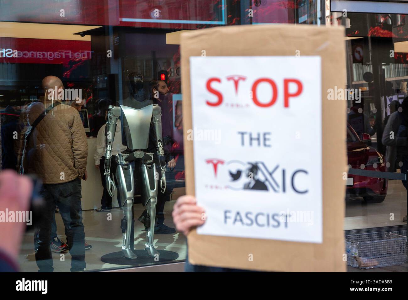 Londres, Angleterre, Royaume-Uni. 5 avril 2025. Les activistes de Tesla Takedown UK se sont rassemblés devant les futurs magasins en raison de l'ouverture de Pop-up sur Oxford Street à Londres, au Royaume-Uni, par la société de voitures électriques Tesla. Les manifestants appellent au boycott contre la société de voitures électriques Tesla appartenant à Elon Musk en raison de l'implication récente des milliardaires dans la politique américaine et mondiale. (Crédit image : © Krisztian Elek/ZUMA Press Wire) USAGE ÉDITORIAL SEULEMENT ! Non destiné à UN USAGE commercial ! Banque D'Images