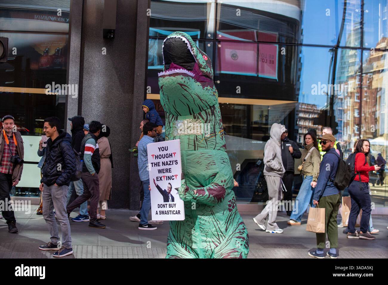 Londres, Angleterre, Royaume-Uni. 5 avril 2025. Les activistes de Tesla Takedown UK se sont rassemblés devant les futurs magasins en raison de l'ouverture de Pop-up sur Oxford Street à Londres, au Royaume-Uni, par la société de voitures électriques Tesla. Les manifestants appellent au boycott contre la société de voitures électriques Tesla appartenant à Elon Musk en raison de l'implication récente des milliardaires dans la politique américaine et mondiale. (Crédit image : © Krisztian Elek/ZUMA Press Wire) USAGE ÉDITORIAL SEULEMENT ! Non destiné à UN USAGE commercial ! Banque D'Images