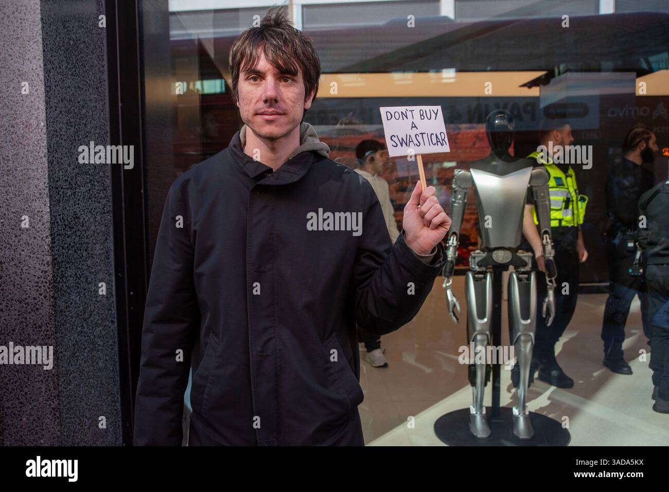 Londres, Angleterre, Royaume-Uni. 5 avril 2025. Les activistes de Tesla Takedown UK se sont rassemblés devant les futurs magasins en raison de l'ouverture de Pop-up sur Oxford Street à Londres, au Royaume-Uni, par la société de voitures électriques Tesla. Les manifestants appellent au boycott contre la société de voitures électriques Tesla appartenant à Elon Musk en raison de l'implication récente des milliardaires dans la politique américaine et mondiale. (Crédit image : © Krisztian Elek/ZUMA Press Wire) USAGE ÉDITORIAL SEULEMENT ! Non destiné à UN USAGE commercial ! Banque D'Images