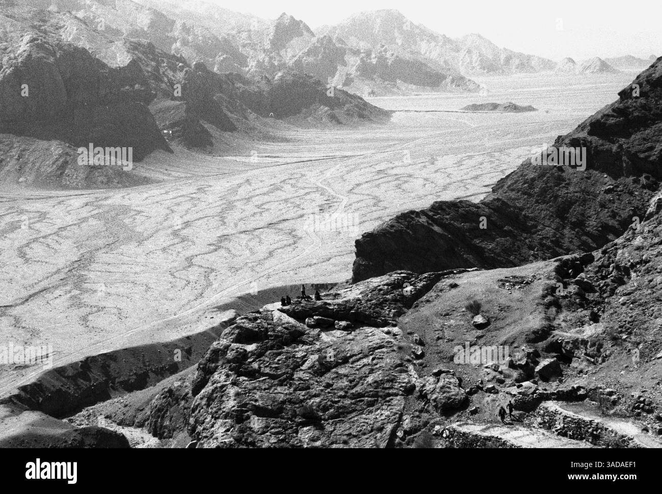 05 juil. 1994 ; Yazd, IRAN ; Pir-e-Sabz est l'un des sanctuaires zoroastriens de Yazd. C'est la Mecque de Zoroastrian, et les pillgrimes viennent de partout dans le monde à cet endroit une fois par an. La légende dit : lors de l'attaque des musulmans à l'empire persan, la fille de King s'est échappée dans le désert et s'est cachée dans cette région montagneuse. Alors que les soldats musulmans se rapprochaient, la princesse pria Dieu pour la faire disparaître. Depuis qu'elle a disparu, l'eau vient du cœur de la montagne. (Crédit image : Behzad Bernous/ZUMAPRESS.com) Banque D'Images