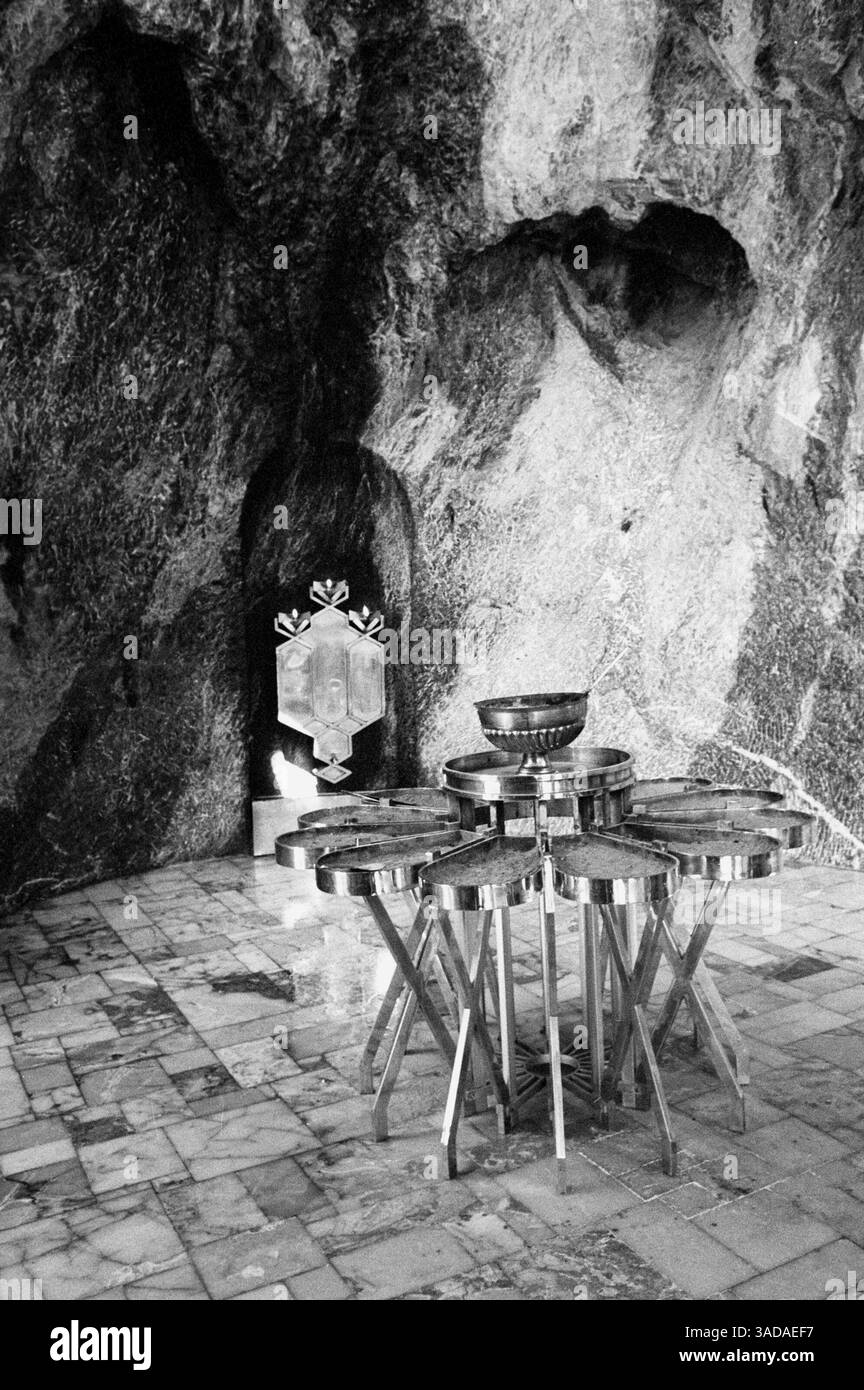 05 juil. 1994 ; Yazd, IRAN ; Pir-e-Sabz est l'un des sanctuaires zoroastriens de Yazd. C'est la Mecque de Zoroastrian, et les pillgrimes viennent de partout dans le monde à cet endroit une fois par an. La légende dit : lors de l'attaque des musulmans à l'empire persan, la fille de King s'est échappée dans le désert et s'est cachée dans cette région montagneuse. Alors que les soldats musulmans se rapprochaient, la princesse pria Dieu pour la faire disparaître. Depuis qu'elle a disparu, l'eau vient du cœur de la montagne. (Crédit image : Behzad Bernous/ZUMAPRESS.com) Banque D'Images