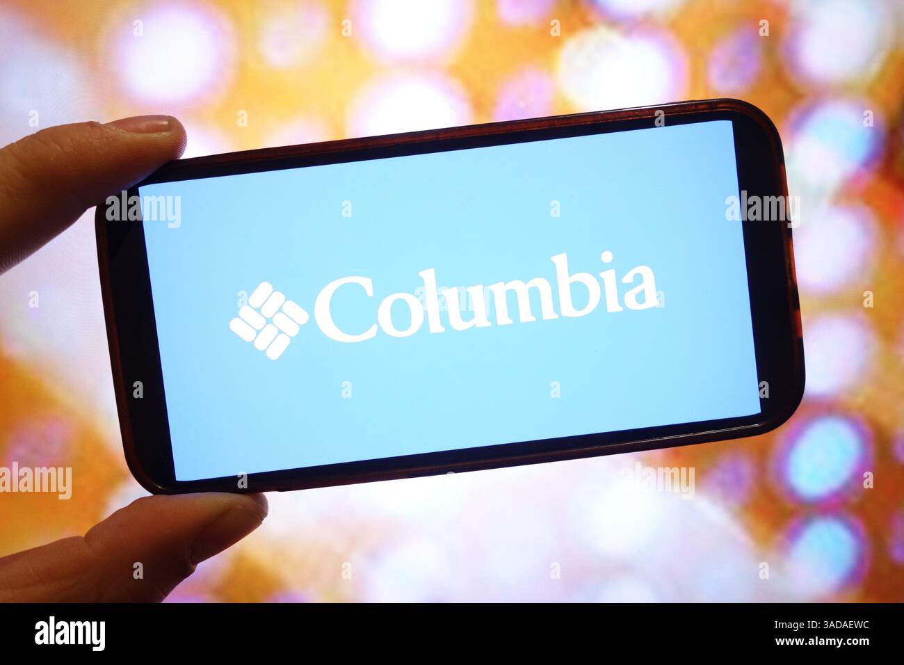 Dans cette illustration photo, le logo de la société Columbia Sportswear est affiché sur l'écran d'un smartphone. Banque D'Images