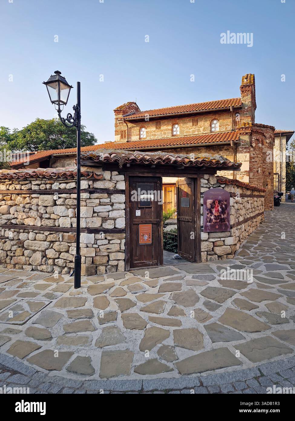 Église orthodoxe médiévale de Saint-Étienne (Sveti Stefan) dans la vieille ville de Nessebar, patrimoine mondial de l'UNESCO en Bulgarie, ancienne Mesembria - Image de stock capturée avec un smartphone