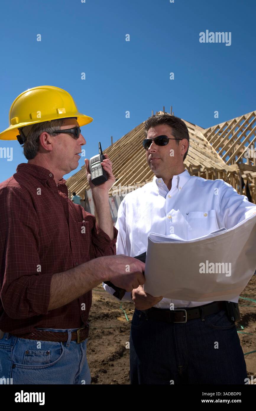 10 avril 2008 - Dallas, Texas, États-Unis - contremaître et architecte de construction de maisons masculines utilise différents outils pour rester en contact avec les travailleurs. Radios bidirectionnelles Motorola et ICOM et téléphones portables SprintNextel (image de crédit : Ed Lallo/ZUMAPRESS.com) Banque D'Images