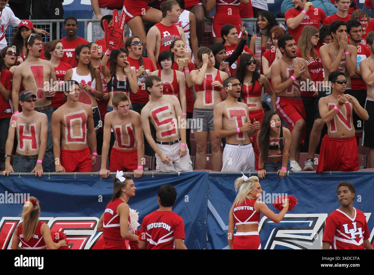 3 décembre 2011 - Houston, Texas, U. S - fans de Houston fouillant leurs corps avec les lettres pour épeler houston. Les Cougars de l'Université de Houston ont perdu contre les Golden Eagles de l'Université du Mississippi du Sud 49-28 dans le match de championnat Conference USA au Robertson Stadium sur le campus de UH à Houston au Texas. (Crédit image : © Luis Leyva/Southcreek/ZUMAPRESS.com) Banque D'Images