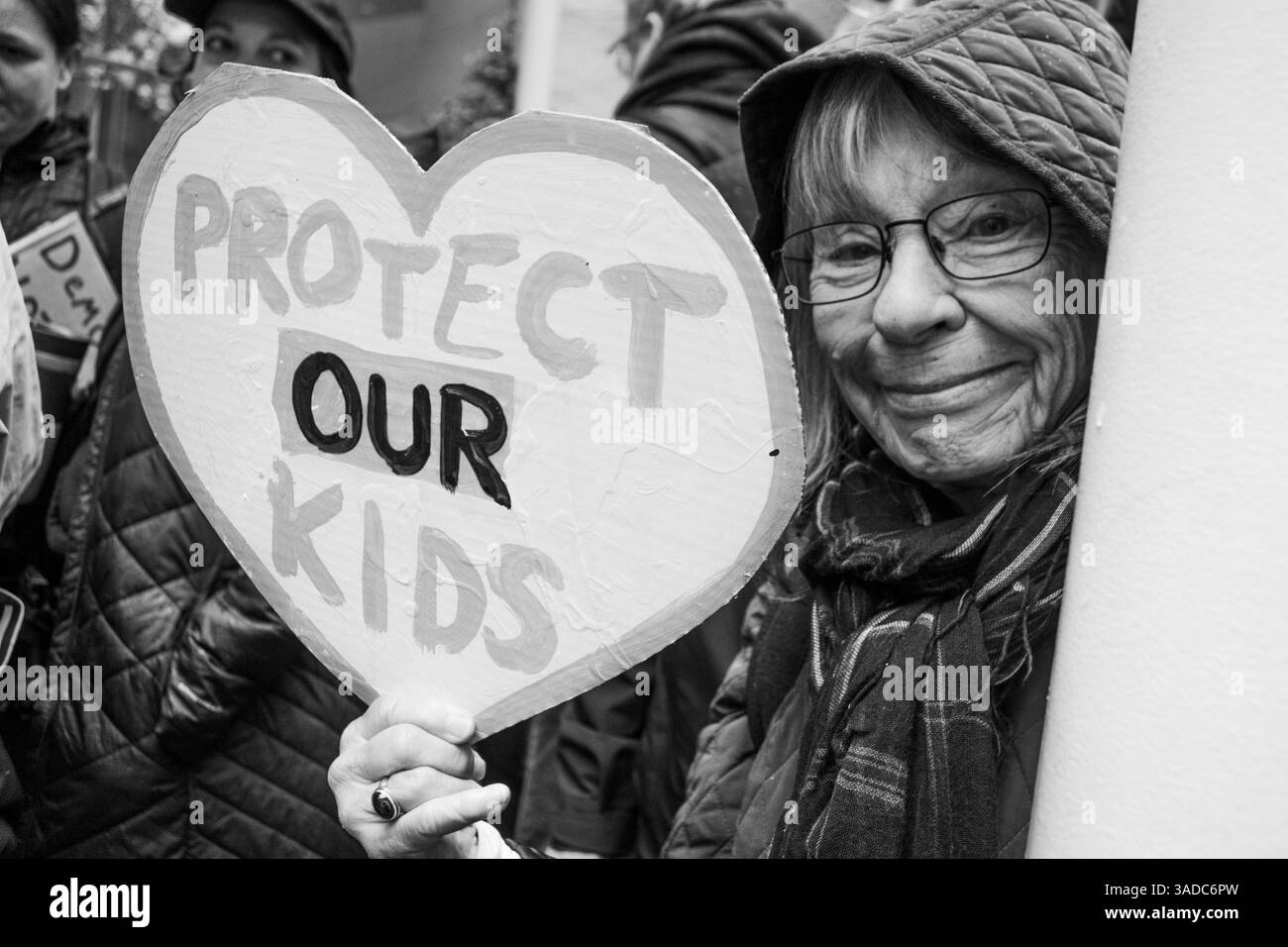 New York, New York, États-Unis. 5 avril 2025. Une journée d'action nationale a mobilisé des milliers d'Américains à travers les États-Unis contre les politiques du président Trump et son conseiller principal Elon Must. À New York, des centaines de personnes se sont rassemblées à Bryant Park pour descendre la Cinquième Avenue en direction de Madison Square Park dans le Flatiron District de Manhattan. (Crédit image : © Diana Apfelbacher/ZUMA Press Wire) USAGE ÉDITORIAL SEULEMENT ! Non destiné à UN USAGE commercial ! Banque D'Images