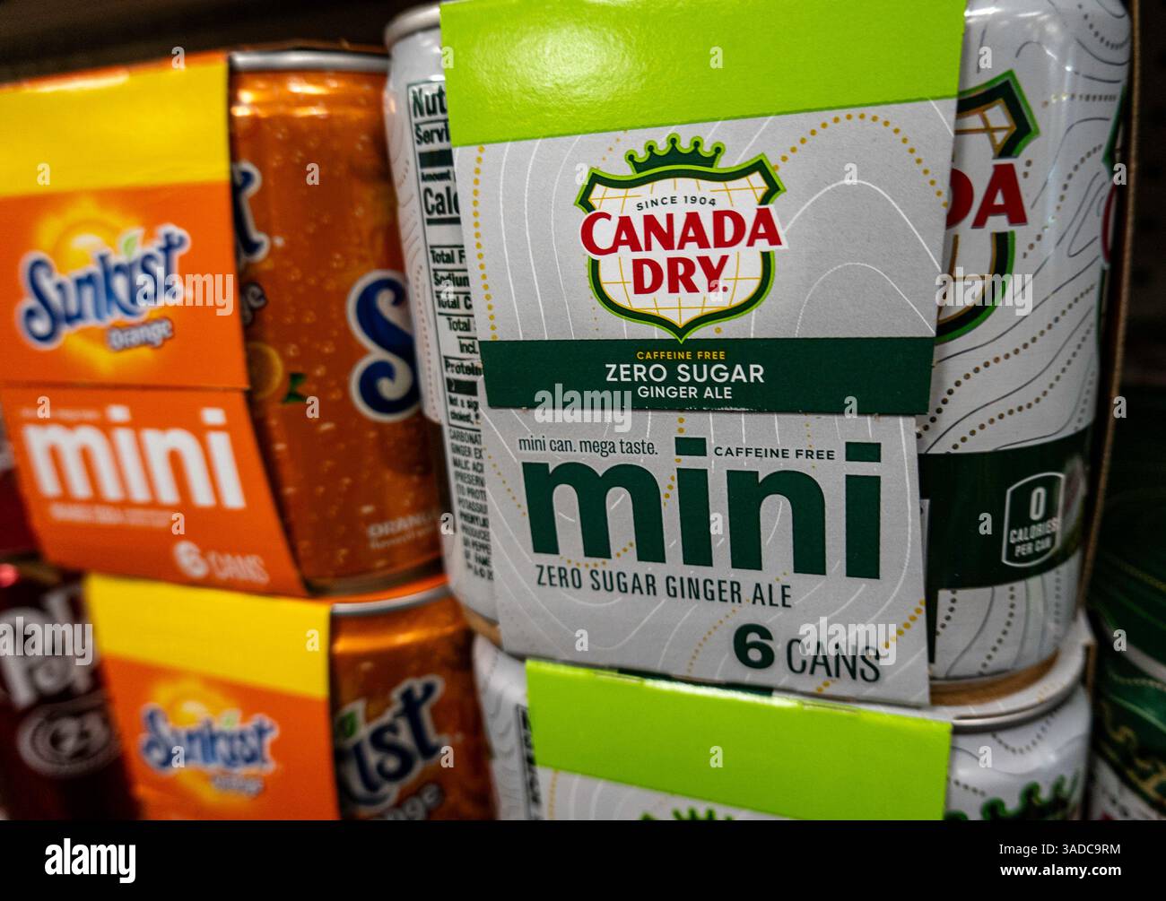 Les mini-canettes de soda populaires sont exposées dans une pharmacie CVS à New York City, USA 2025 Banque D'Images