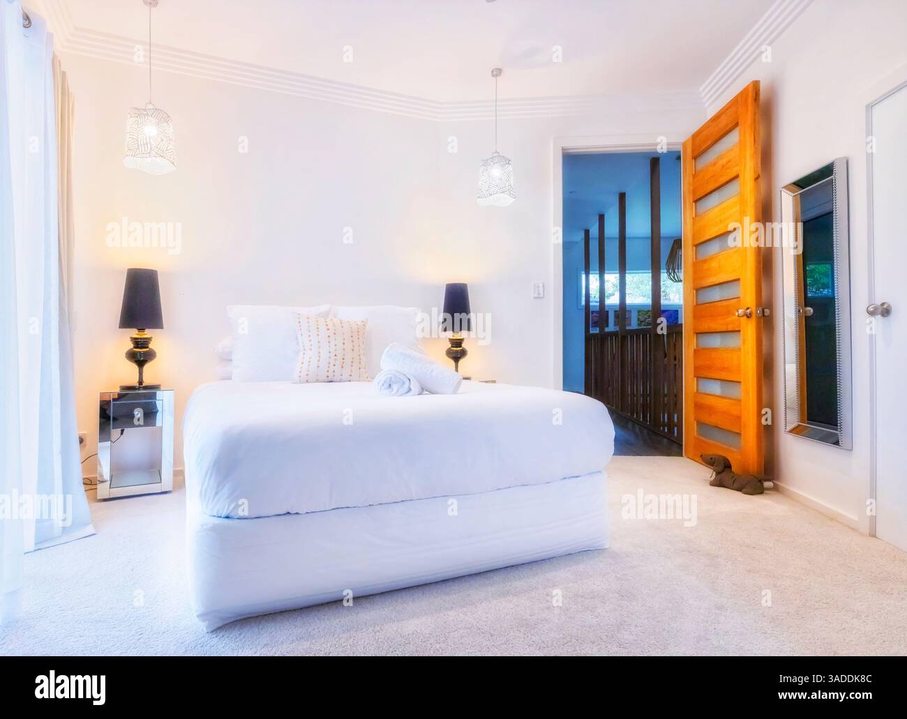 Chambre principale de style de vie de luxe avec salle de bains attenante dans Lake Macquarie Resort destination de l'Australie. Banque D'Images