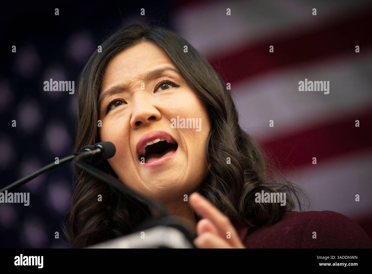 HANDS OFF, Boston, Massachusetts, États-Unis, 5 avril 2025. Michelle Wu, maire de Boston, s'adressant à des milliers de personnes rassemblées à l'hôtel de ville de Boston lors de l'une des plus de 1 200 manifestations contre Elon Musk et le président américain Donald Trump à travers les États-Unis le 5 avril. Crédit : Chuck Nacke / Alamy Live News Banque D'Images