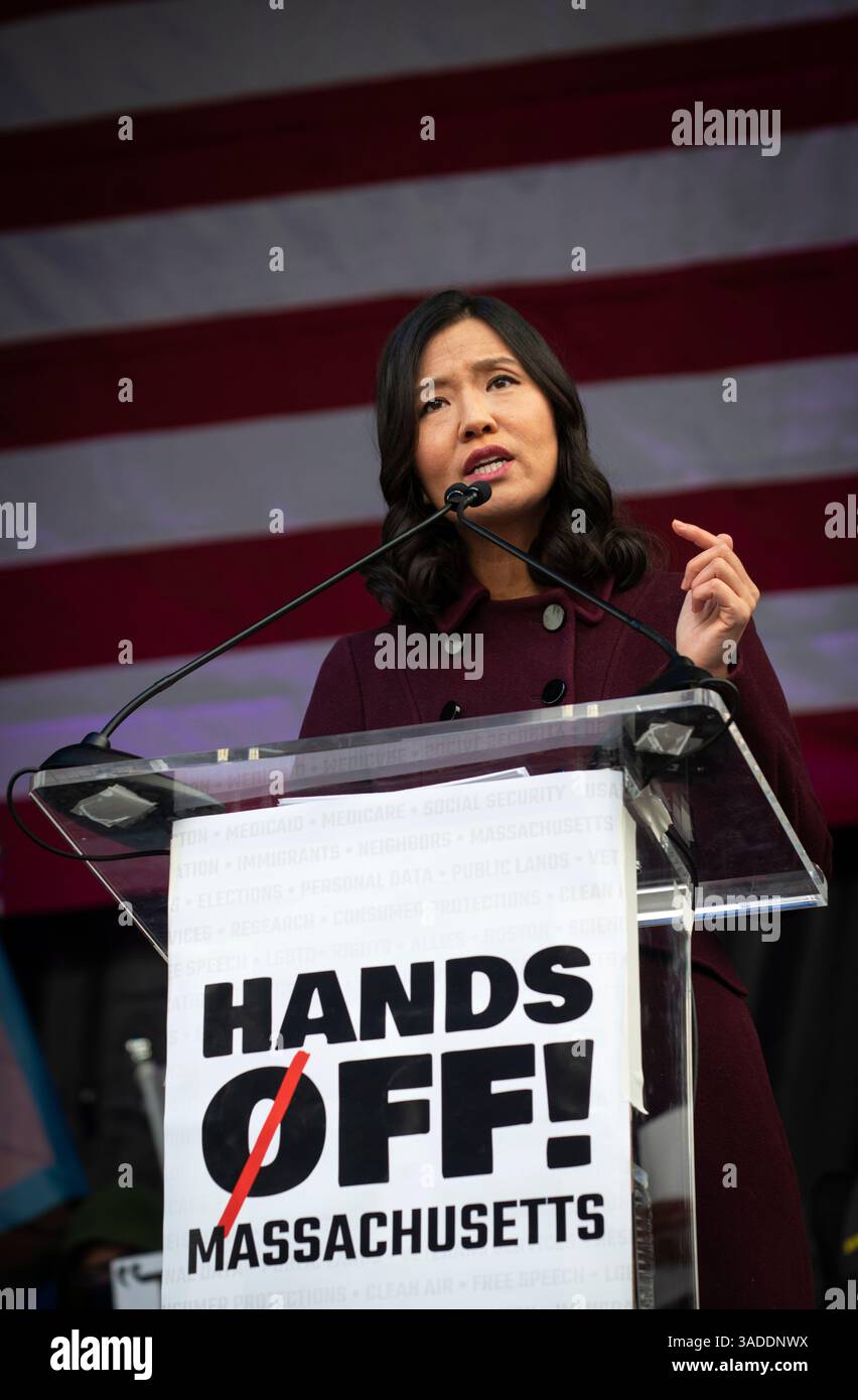 HANDS OFF, Boston, Massachusetts, États-Unis, 5 avril 2025. Michelle Wu, maire de Boston, s'adressant à des milliers de personnes rassemblées à l'hôtel de ville de Boston lors de l'une des plus de 1 200 manifestations contre Elon Musk et le président américain Donald Trump à travers les États-Unis le 5 avril. Crédit : Chuck Nacke / Alamy Live News Banque D'Images