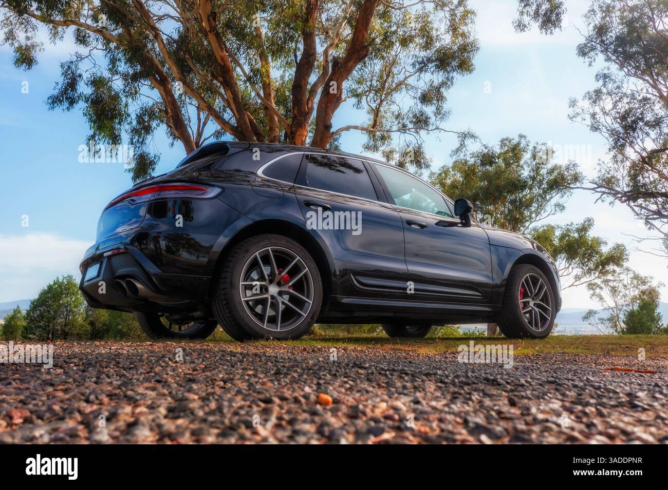 SUV compact familial dans l'aire de repos, point de vue sur la ville rurale isolée de Quirindi en Australie. Banque D'Images