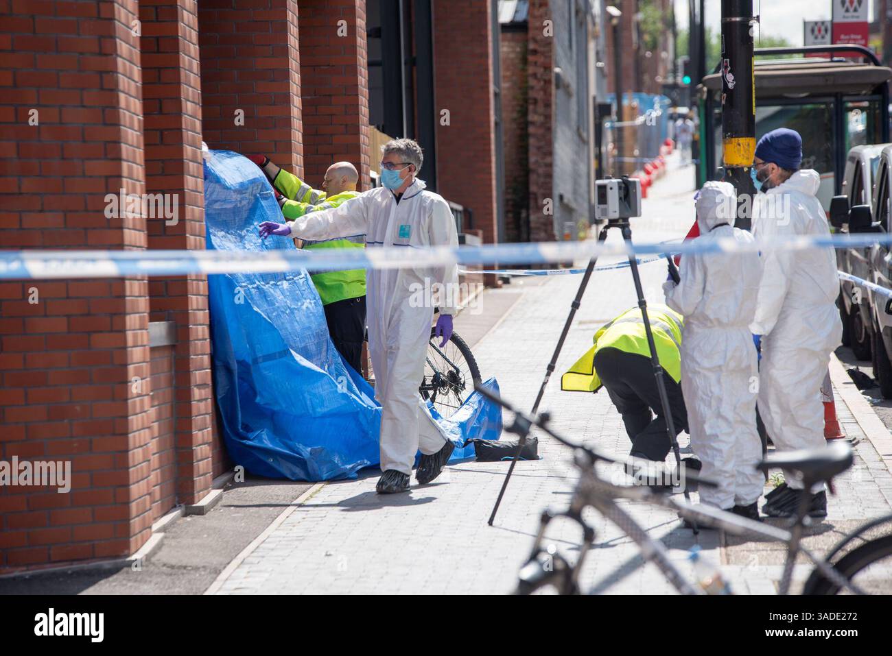 29/06 - Une énorme présence policière et médico-légale est sur les lieux autour d'un immeuble d'appartements sur Bradford Street à Digbeth, Birmingham ce matin (jeudi 29) après qu'un homme a été mortellement poignardé juste après 6 heures du matin. Deux hommes, âgés de 18 et 21 ans, et une femme de 20 ans, soupçonnés de meurtre, ont été arrêtés et placés en garde à vue pour interrogatoire. Trois équipes de criminalistique ont assisté à la réunion ainsi qu'une tempête de détectives qui ont fouillé la zone et interrogé les habitants. Des policiers se tenaient près de l'une des entrées pour prendre des détails de quiconque entrait dans les appartements. Crédit : Ryan Underwood Banque D'Images