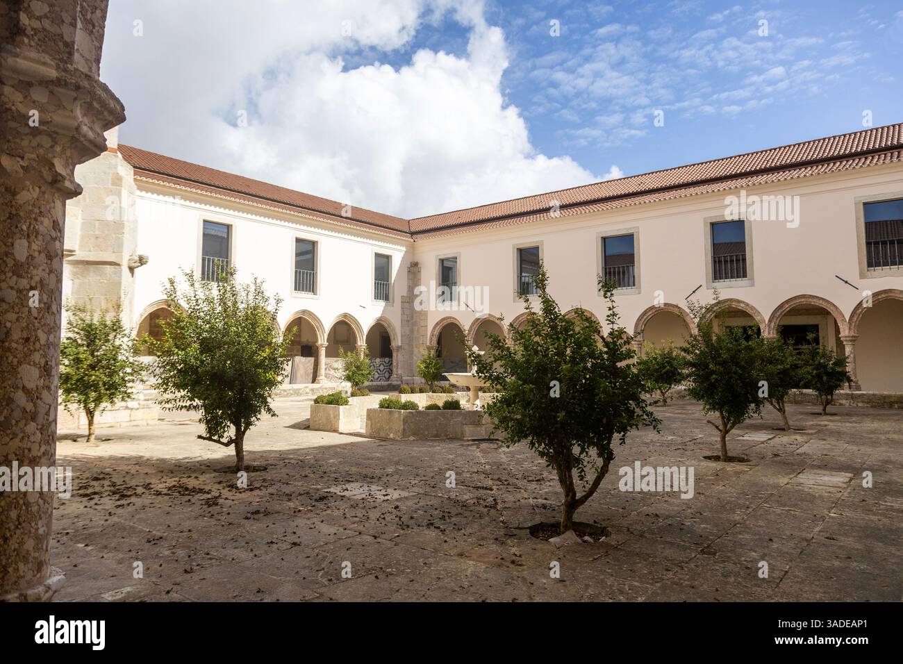 Détail du jardin et de la fontaine d'eau dans le cloître du couvent de Jésus, Setubal, Portugal Banque D'Images