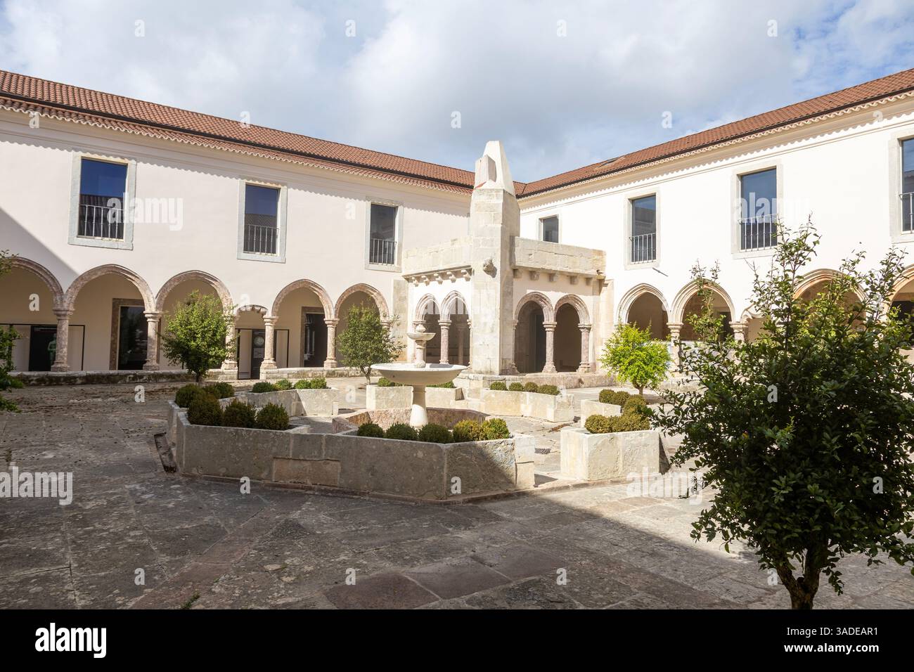 Détail du jardin et de la fontaine d'eau dans le cloître du couvent de Jésus, Setubal, Portugal Banque D'Images