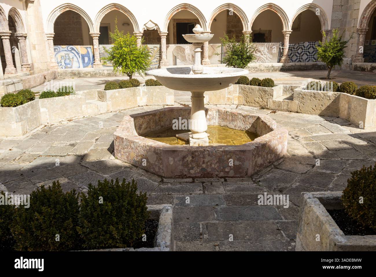 Détail de la fontaine d'eau dans le cloître du couvent de Jésus, Setubal, Portugal Banque D'Images