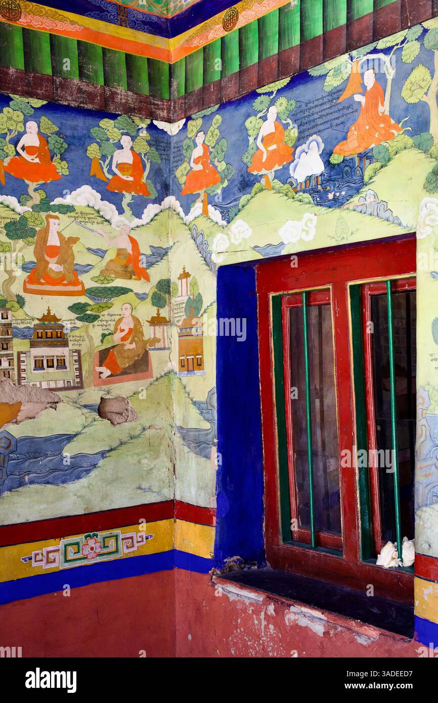 Murs intérieurs peints du monastère de Likir ornés de peintures murales bouddhistes vibrantes, Ladakh, Inde. Banque D'Images