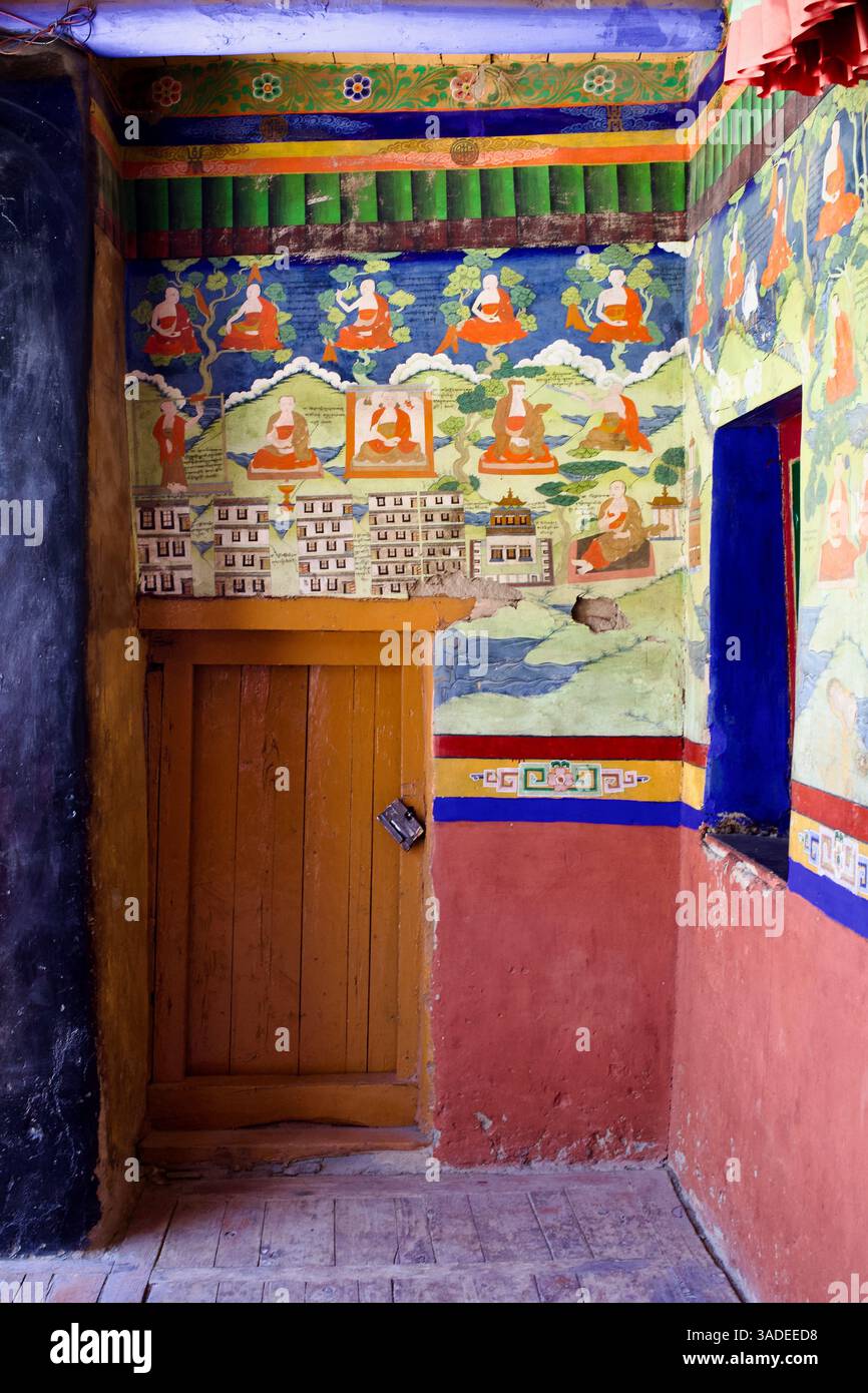 Murs intérieurs peints du monastère de Likir ornés de peintures murales bouddhistes vibrantes, Ladakh, Inde. Banque D'Images