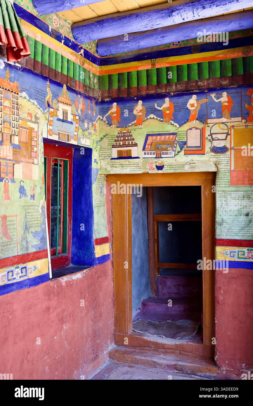 Murs intérieurs peints du monastère de Likir ornés de peintures murales bouddhistes vibrantes, Ladakh, Inde. Banque D'Images