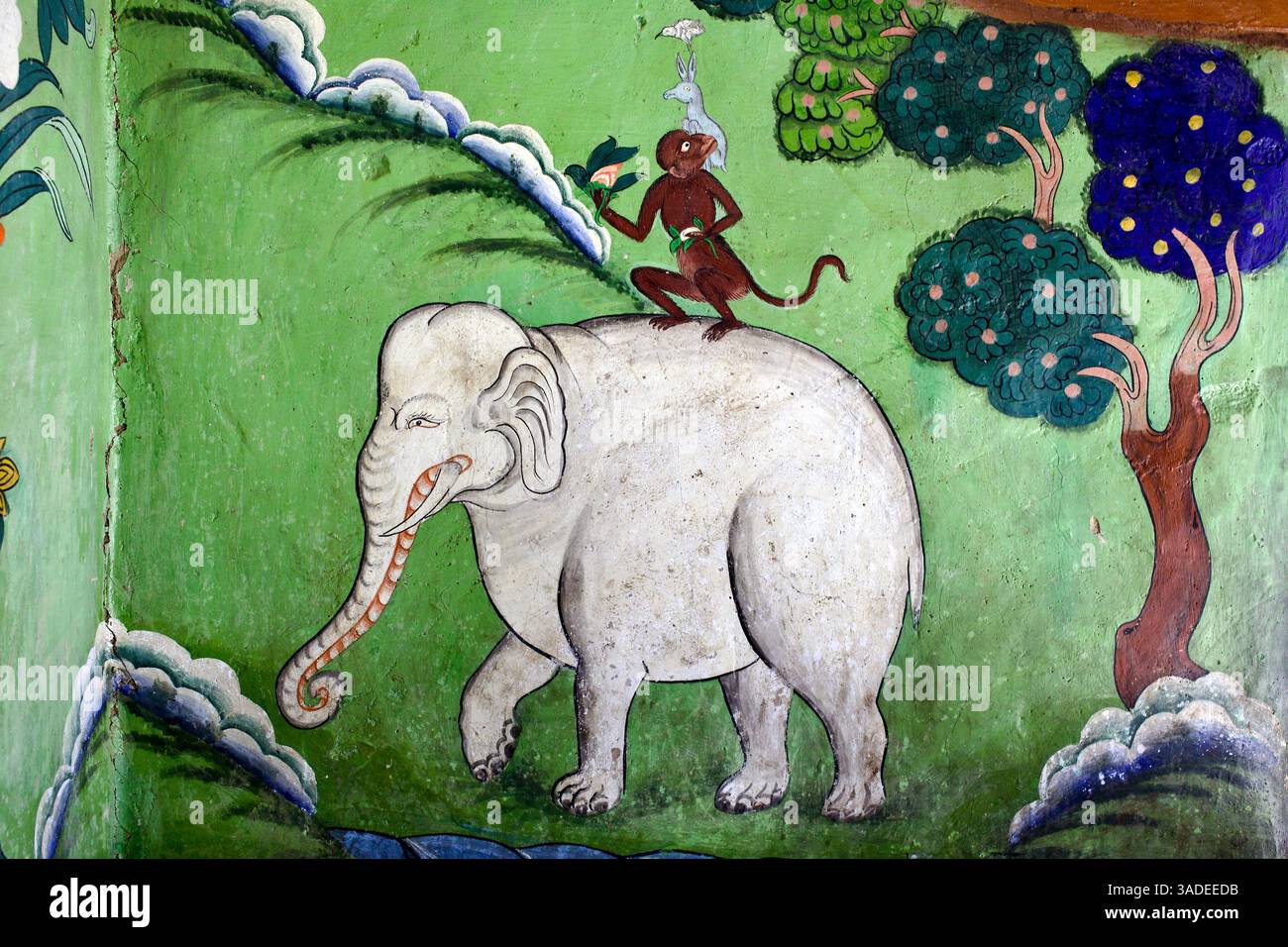 Murale des quatre amis harmonieux – éléphant, singe, lièvre et oiseau – symbolisant le respect et la coopération, Monastère de Likir, Ladakh, Inde. Banque D'Images
